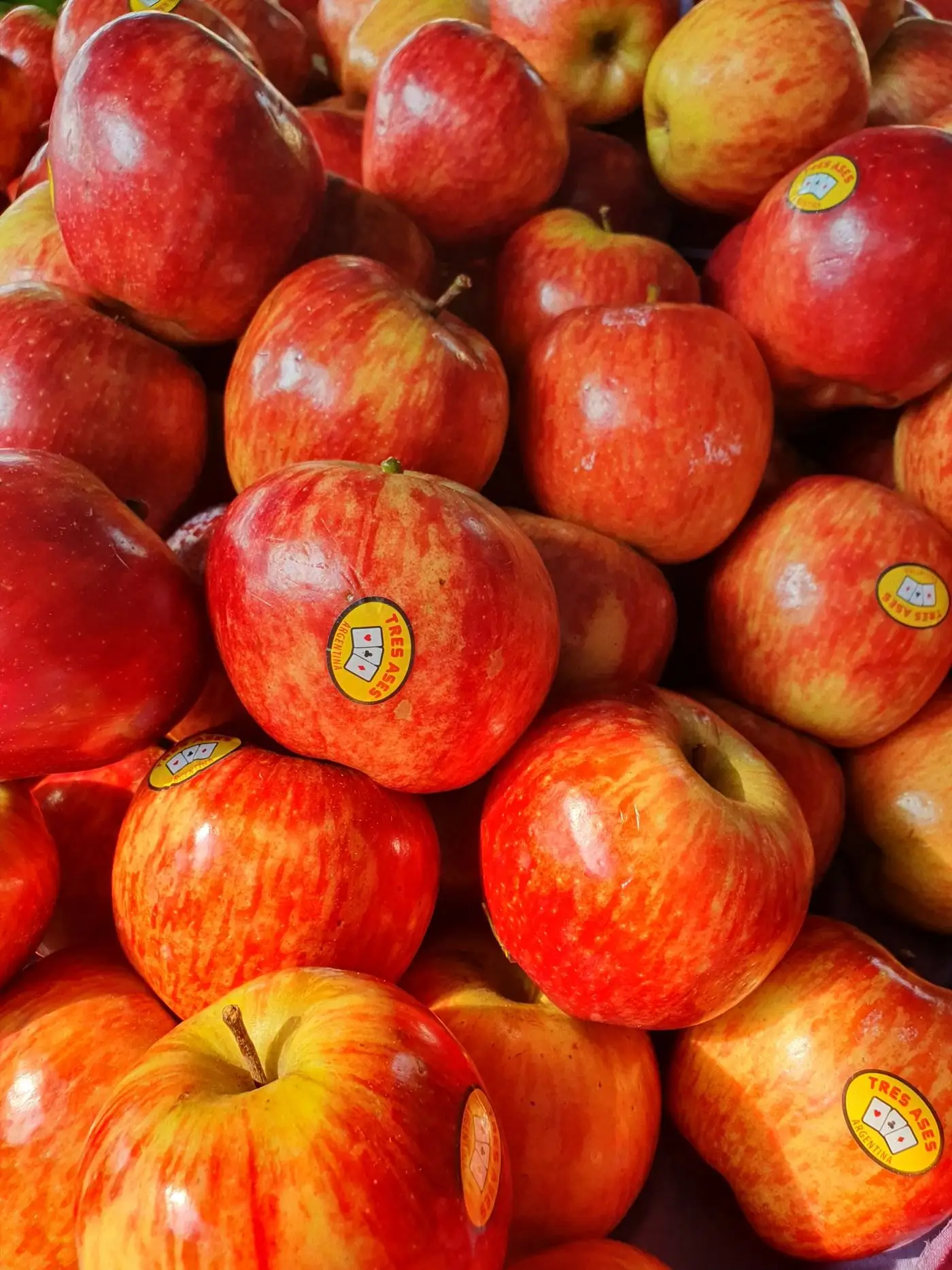 Manzanas con su etiqueta de fruta
