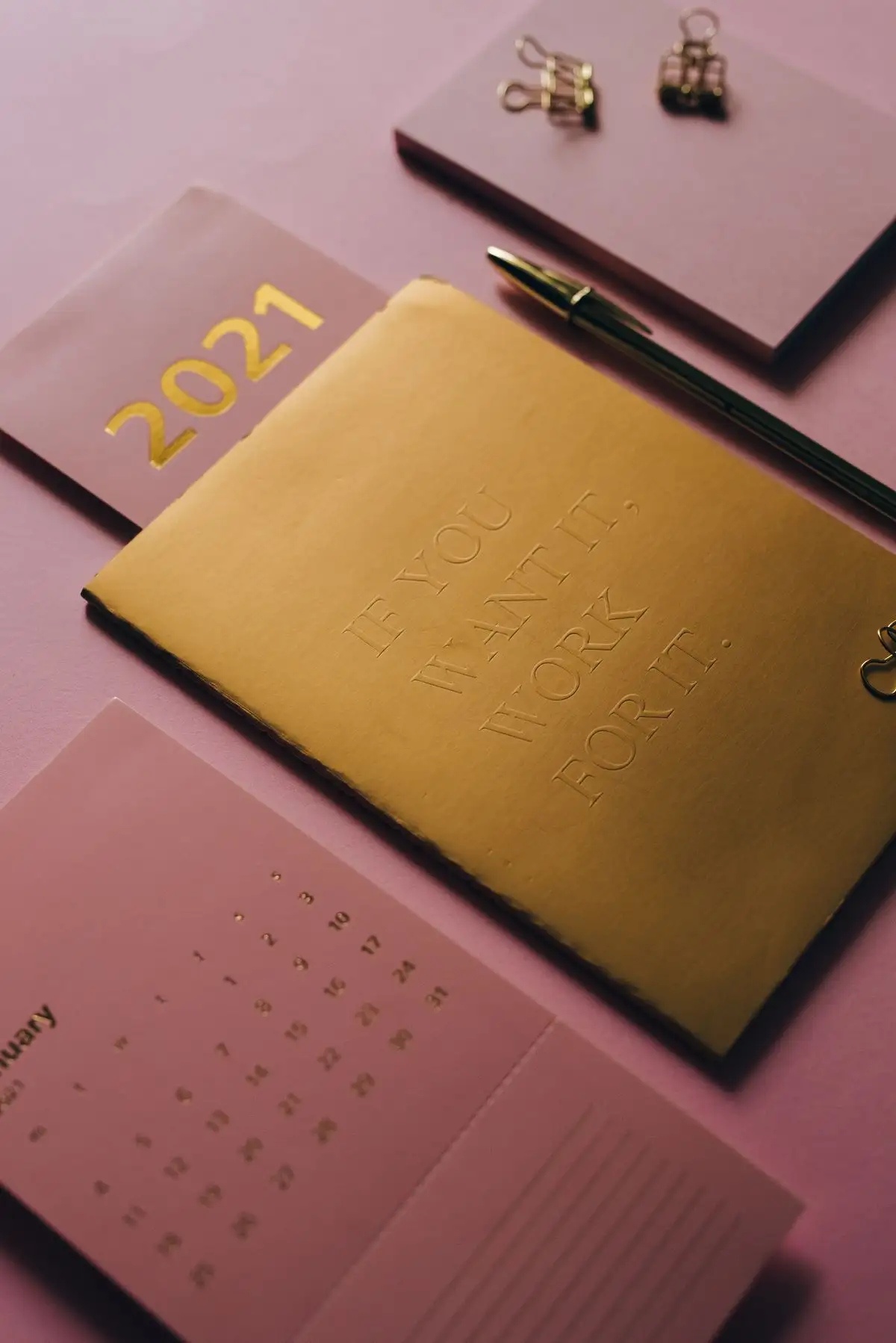 Letras estampadas en oro sobre una cubierta
