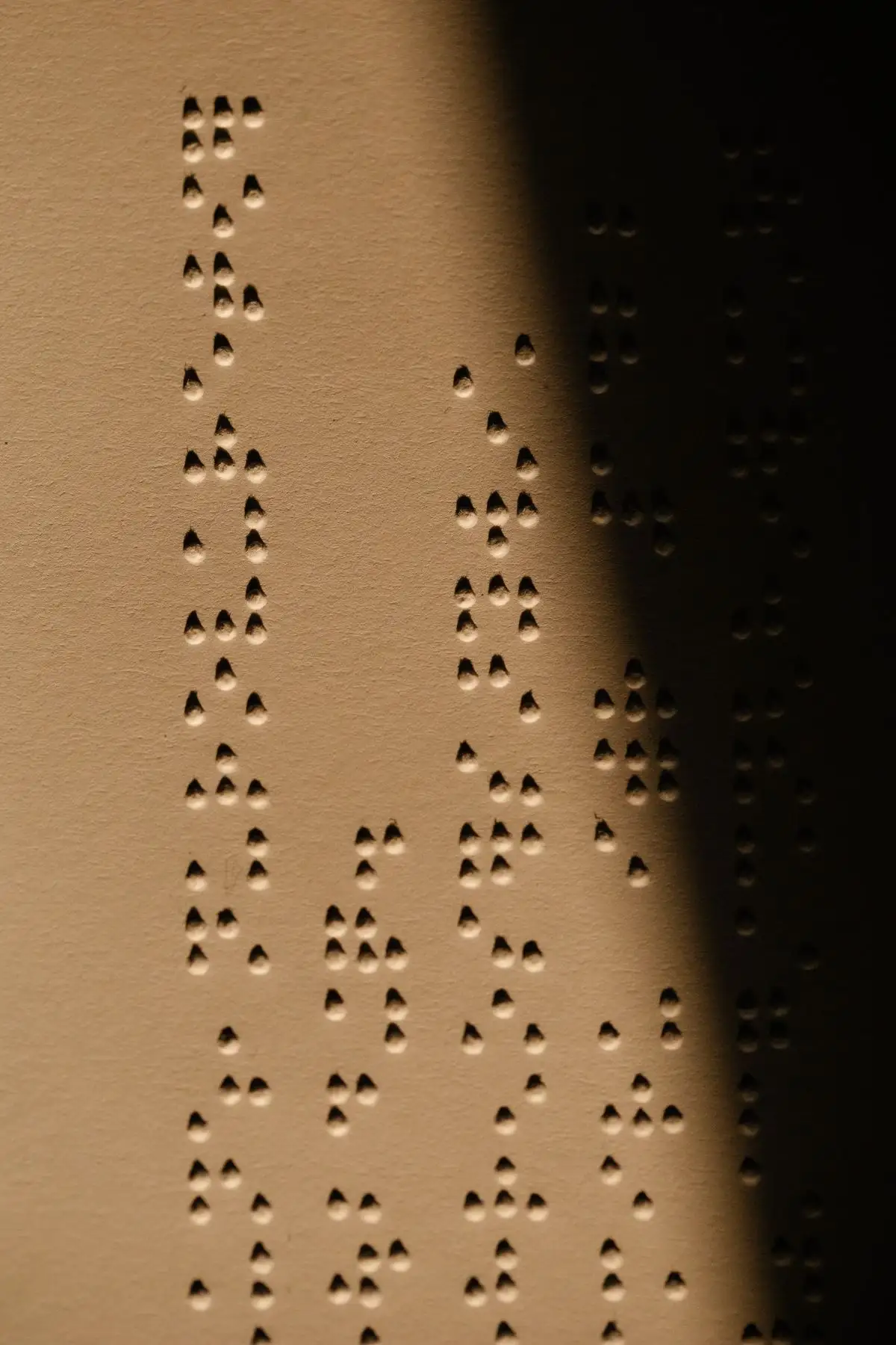 Puntos braille en relieve sobre papel