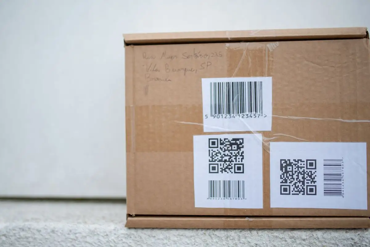 Caja con etiquetas de código de barras y QR
