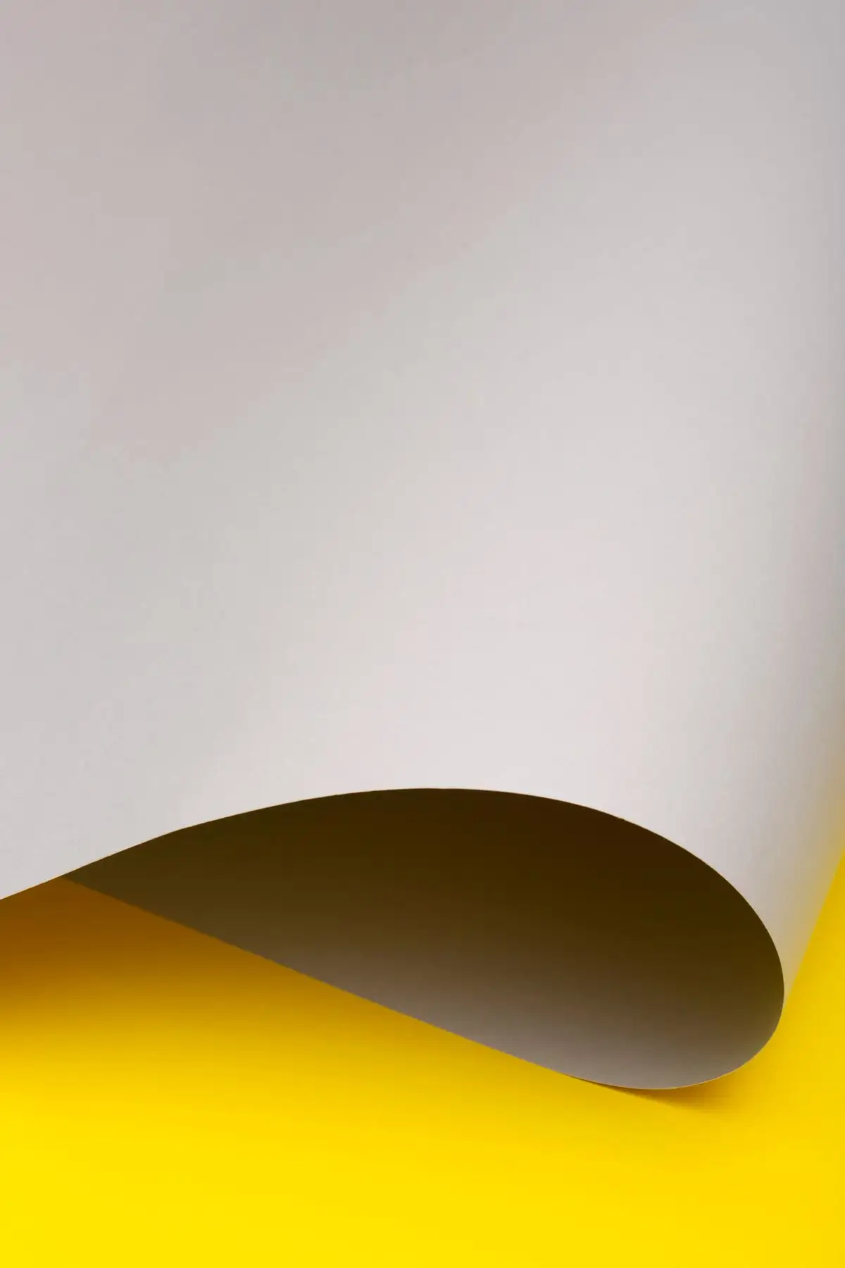 Papel curvado reflejando la luz