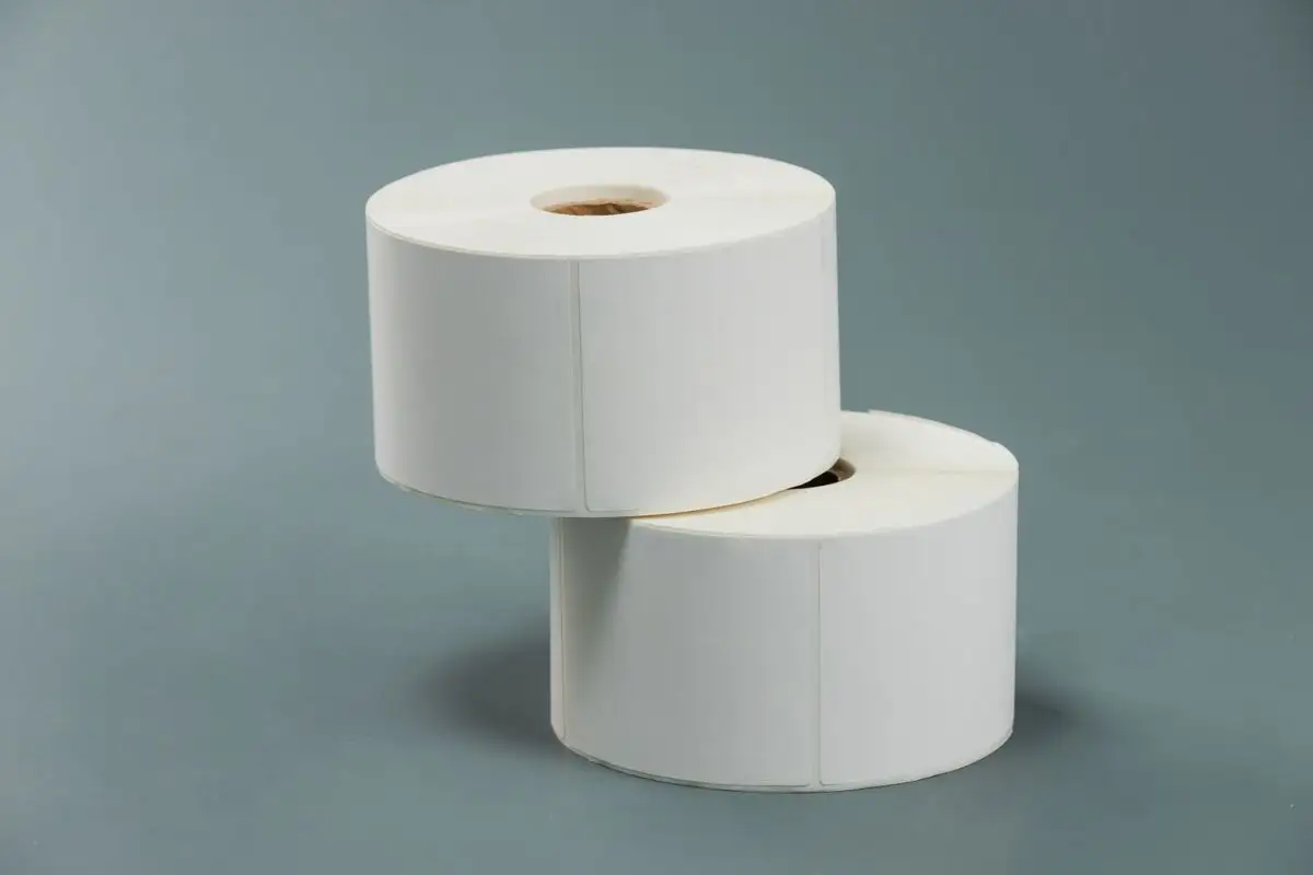 Dos bobinas de etiquetas blancas
