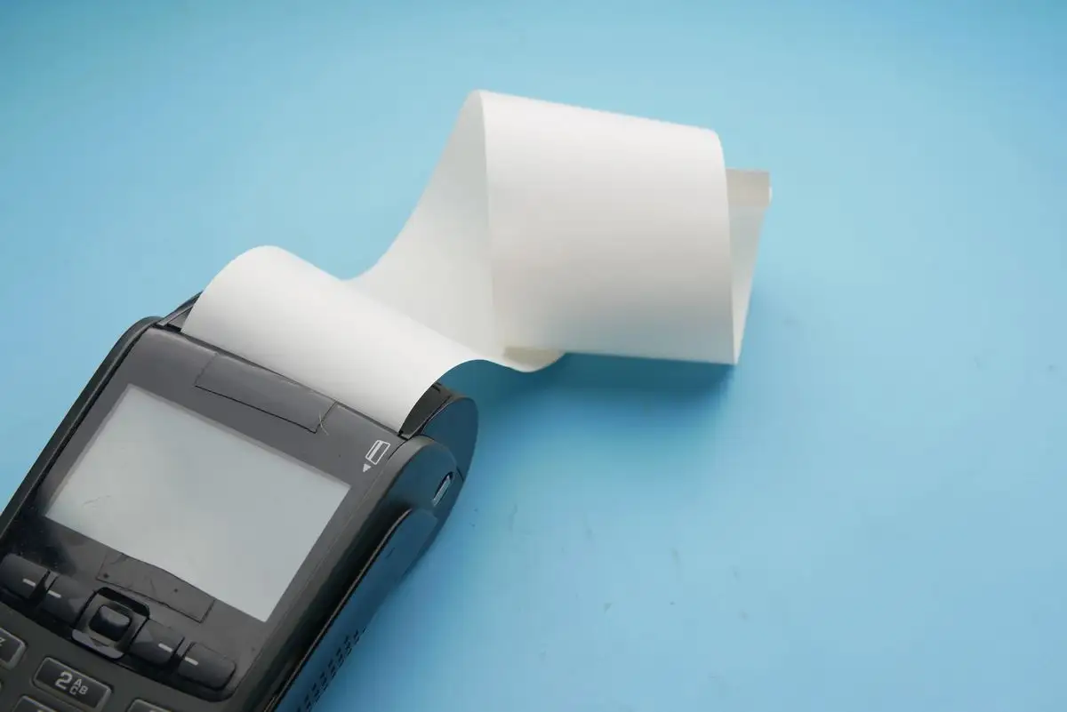 Rollo de papel térmico saliendo de una impresora
