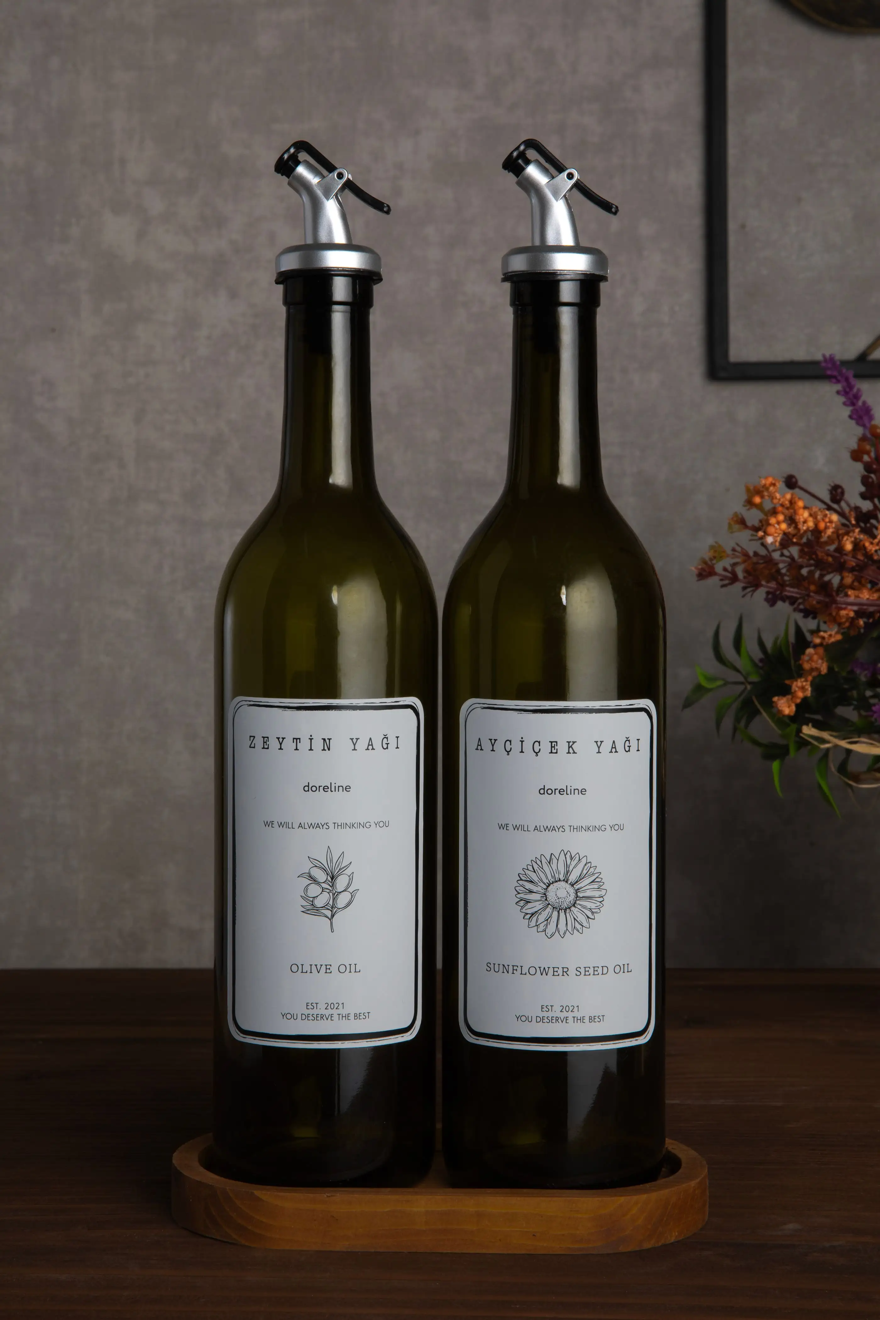 Dos botellas de aceite con etiquetas de papel