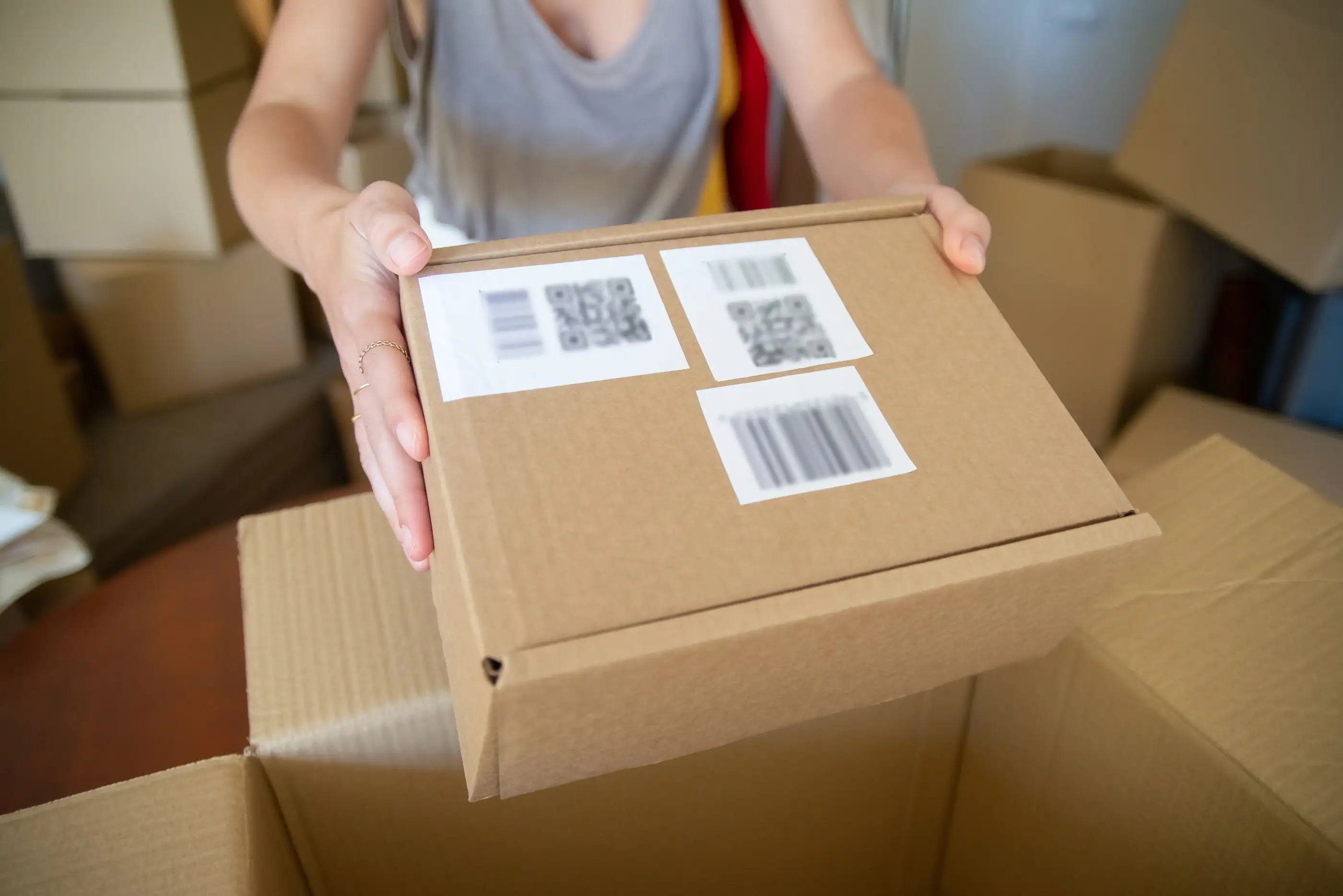 Caja de cartón con etiquetas de código de barras y QR