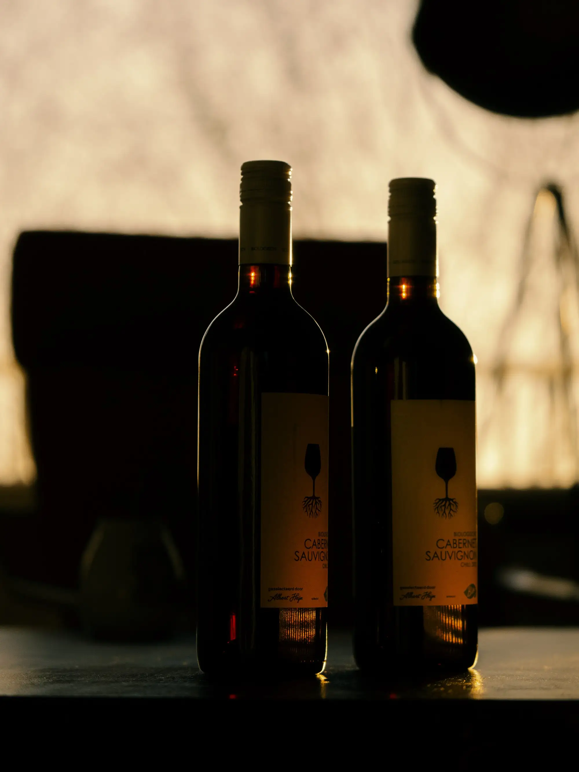 Botellas de vino tinto a contraluz